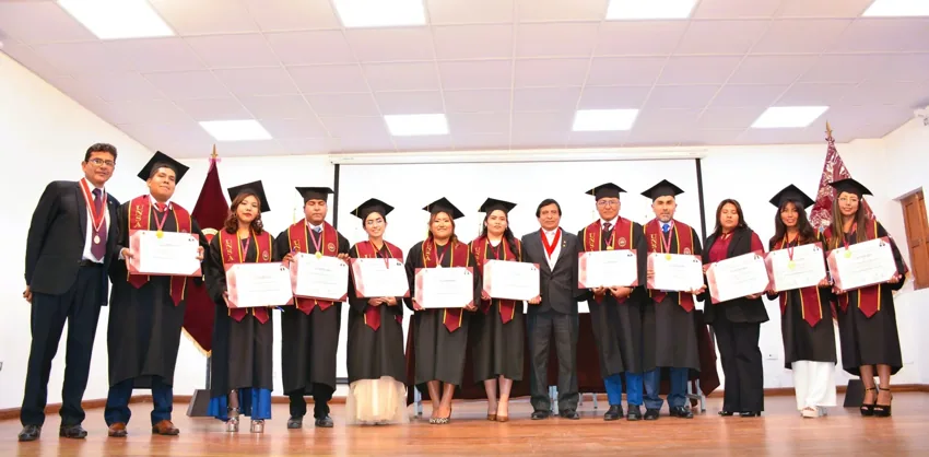 Fotografía grupal de los egresados 2024-2025