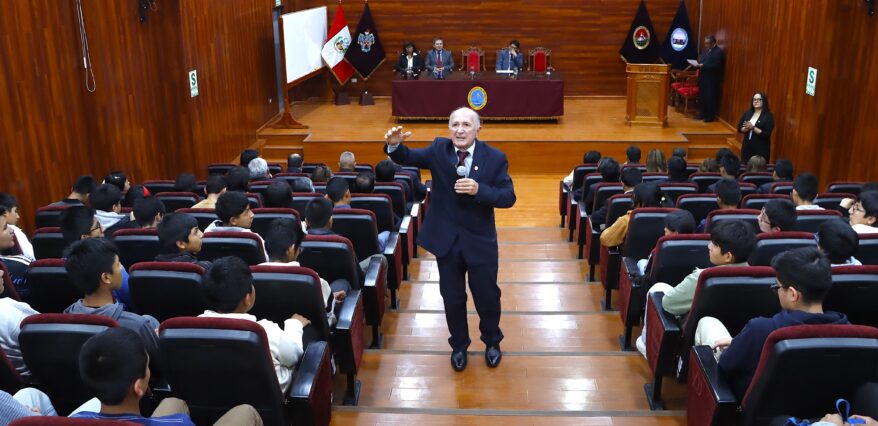 Rector de la UNSA pide a escolares combinar excelencia matemática con valores y disciplina