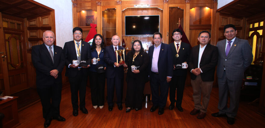 Autoridades reconocen a estudiantes ganadores en concurso nacional de litigación oral