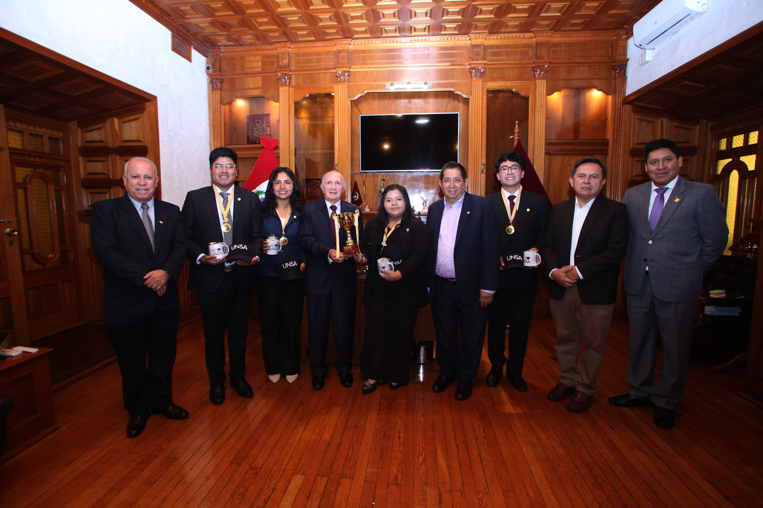 Autoridades reconocen a estudiantes ganadores en concurso nacional de litigación oral