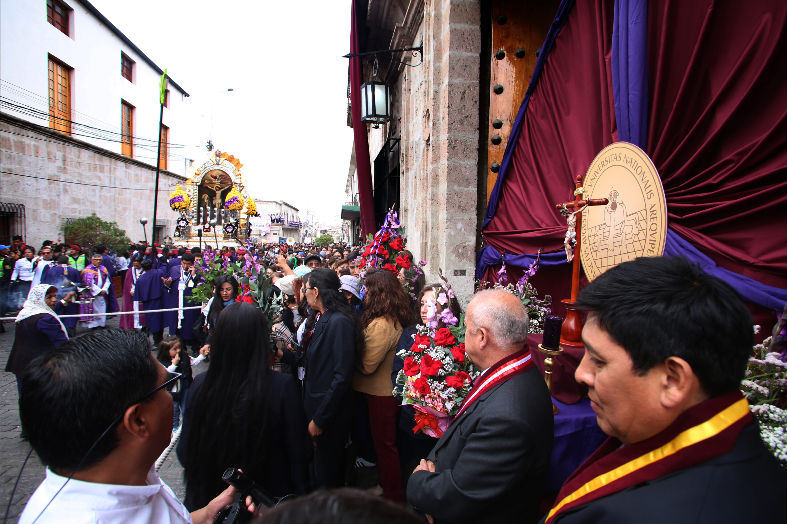 UNSA rinde homenaje al Señor de los Milagros en su recorrido final